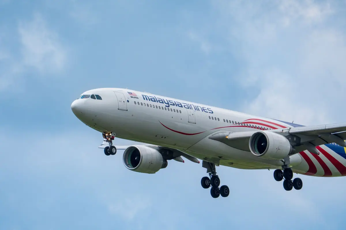 How long is the flight from London to Kuala Lumpur? Direct and connecting options