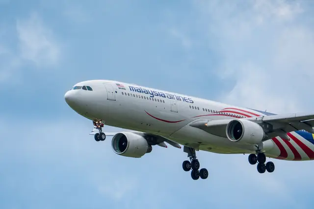 How long is the flight from London to Kuala Lumpur? Direct and connecting options
